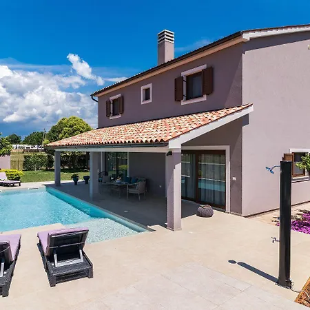 Holiday home Mit Privatem Pool, Wlan, Klima Und Baeder En Pula