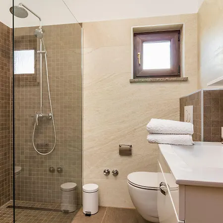 Mit Privatem Pool, Wlan, Klima Und Baeder En