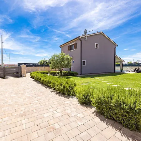 Mit Privatem Pool, Wlan, Klima Und Baeder En Holiday home Pula