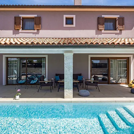 Mit Privatem Pool, Wlan, Klima Und Baeder En *