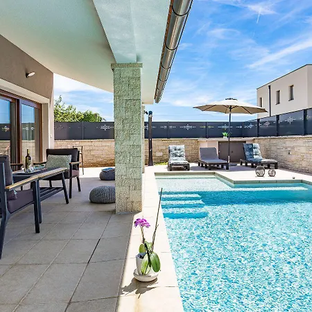 Mit Privatem Pool, Wlan, Klima Und Baeder En Pula