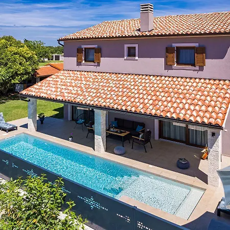 Mit Privatem Pool, Wlan, Klima Und Baeder En Holiday home