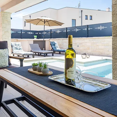 Holiday home Mit Privatem Pool, Wlan, Klima Und Baeder En Pula